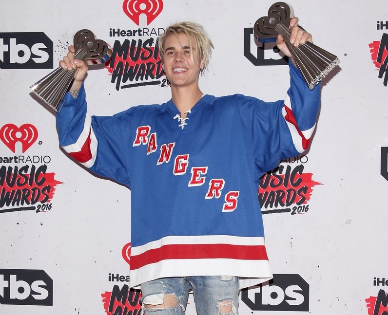 justin-bieber-at-iheart-radio-awards-1459761628-view-1[1]