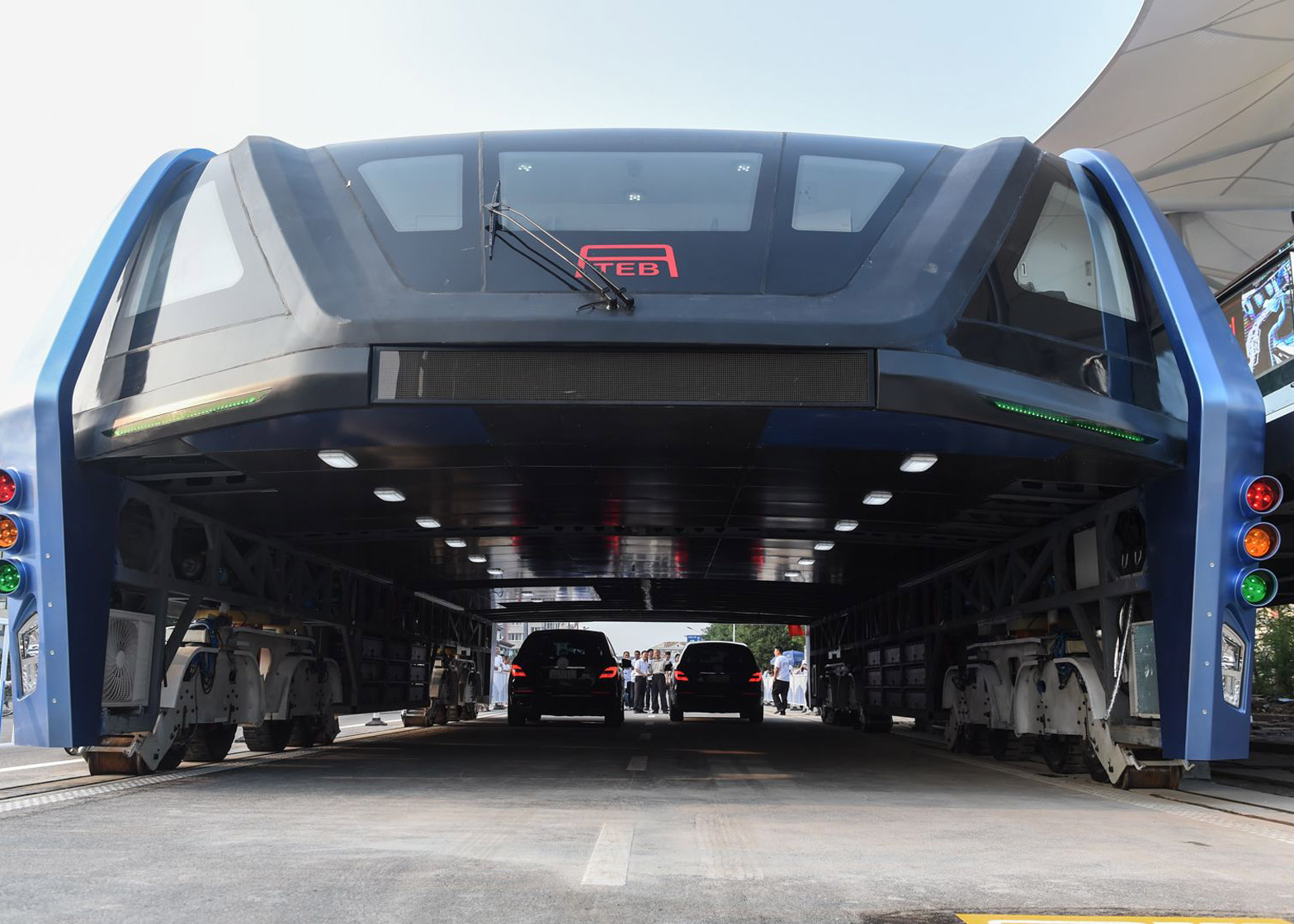 elevated-bus-china-transport-travel-design_dezeen_1568_2[1]