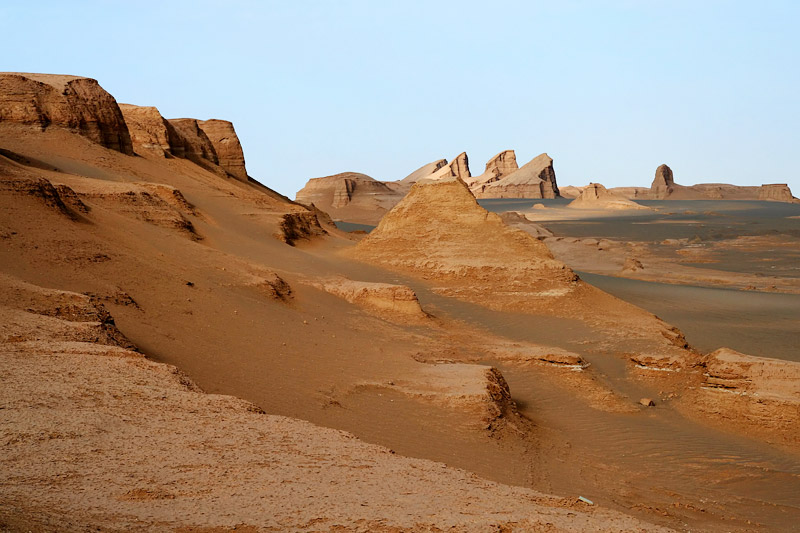 dasht-e-kavir-desert-sunset-light-casts-over-the-desert-rocks1