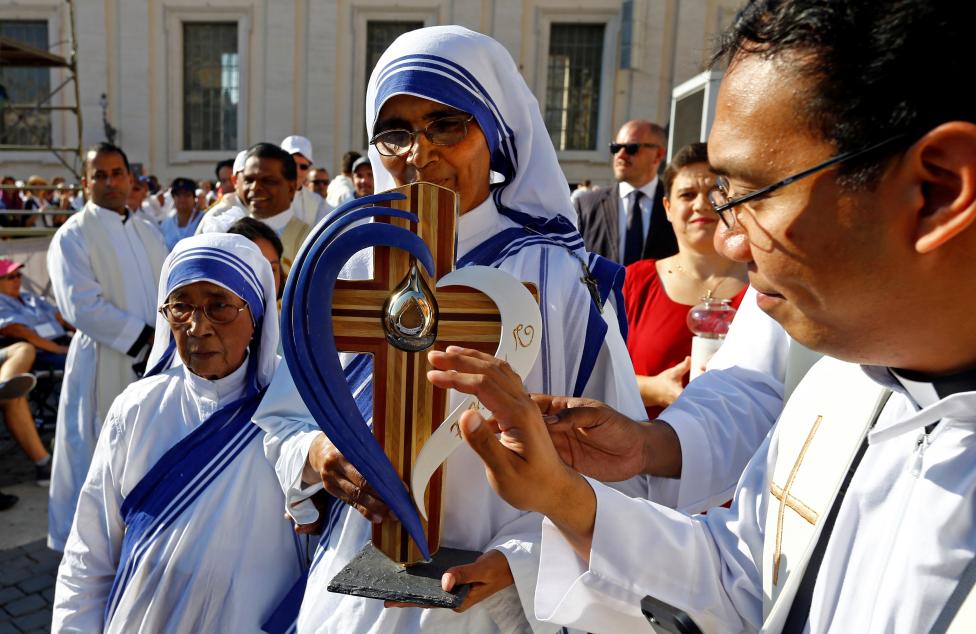 A nun, belonging to the global Missionaries of Charity, carries a relic of Mother Teresa of Calcutta before a mass celebrated by Pope Francis for her canonisation in Saint Peter's Square at the Vatican