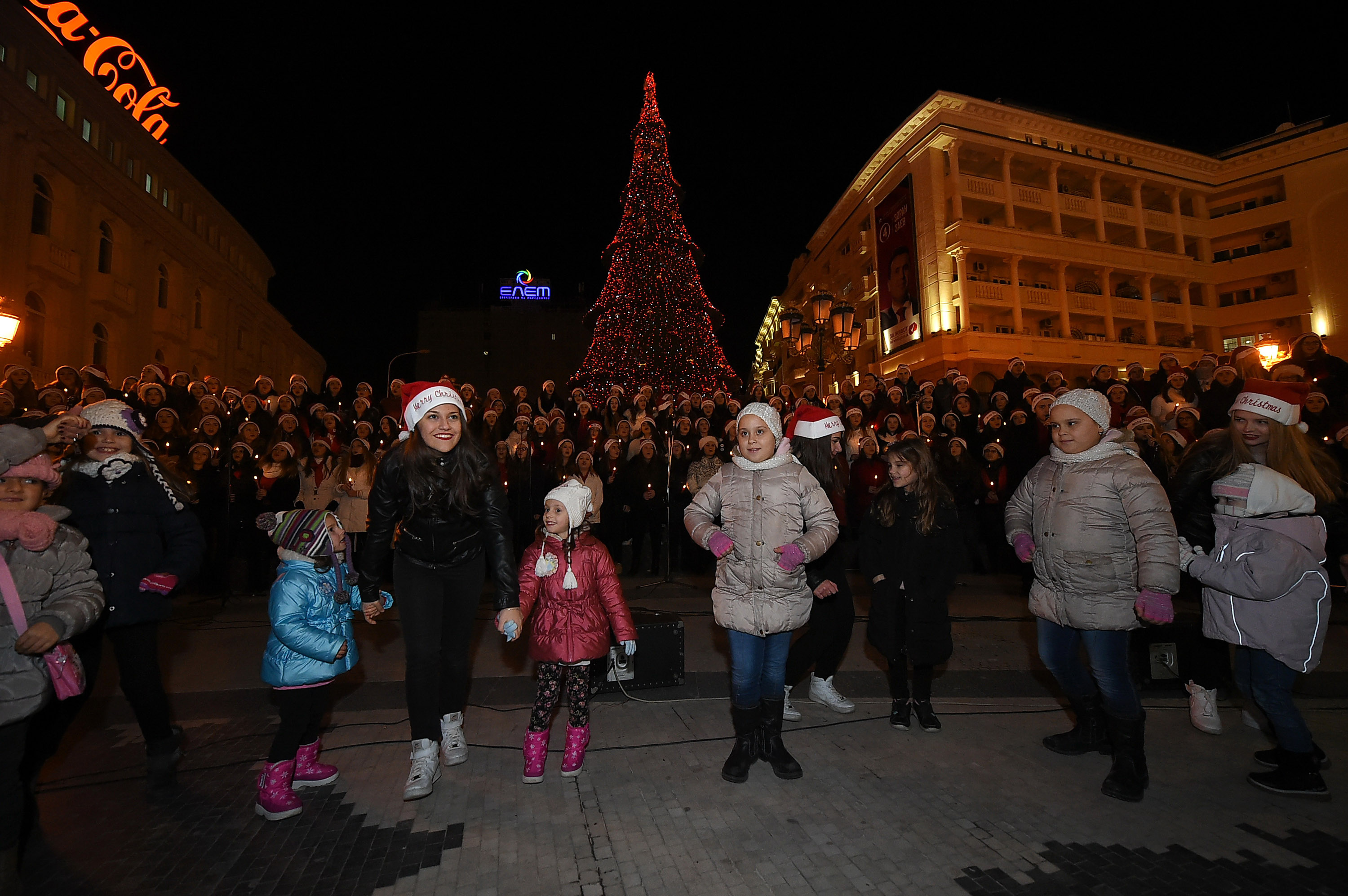 vklucuvanje-na-elkata-na-plostad-makedonija-2016-3 vklucuvanje-na-elkata-na-plostad-makedonija-2016-3